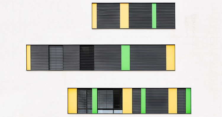 Image représentant 3 étages d'un immeuble aux volets connectés